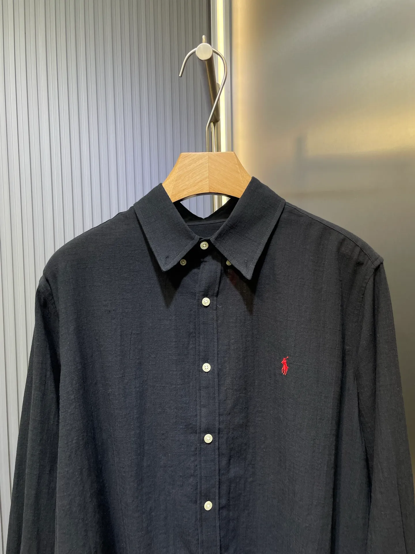 P430 Ralph Lauren 🌟[Top Original] Embroidered linen shirt. Selected high-quality linen material with natural texture and breathability. Tight and smooth, comfortable and close to the skin. Elegantly presented with a touch of deep ink. Exquisite red pony logo is embellished, like a smart flame in the dark night. The clever design of the external pleated slit back shoulder adds a sense of agility and detachment in a minimalist shape. Contains the soul of fashion. Process 1: Adopt imported machine embroidery technology and use advanced computer control systems and precision mechanical components to achieve the iconic pony embroidery operation with high precision and smooth and delicate lines. Process 2: Adopt side-turning buried clamp stitching process, which is smooth and tidy. Process 3: The fabrics have been washed and have a better hand feel. Not easy to deform, not easy to shrink, not easy to fade, and maintain long-term beauty. Accessories: Customized 1:1 thick plate resin buckle Customized 1:1 Ralph Lauren trademark Fit: Loose fit Size: S M L XL